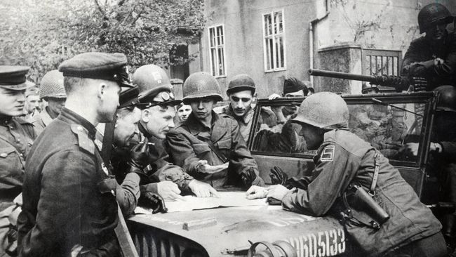 Встреча советских и американских солдат на Эльбе Встреча советских и американских солдат на Эльбе