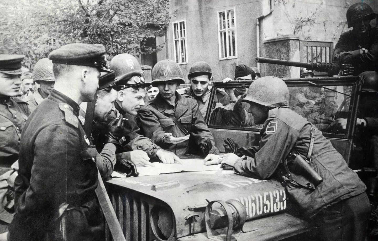 Встреча советских и американских солдат на Эльбе Встреча советских и американских солдат на Эльбе