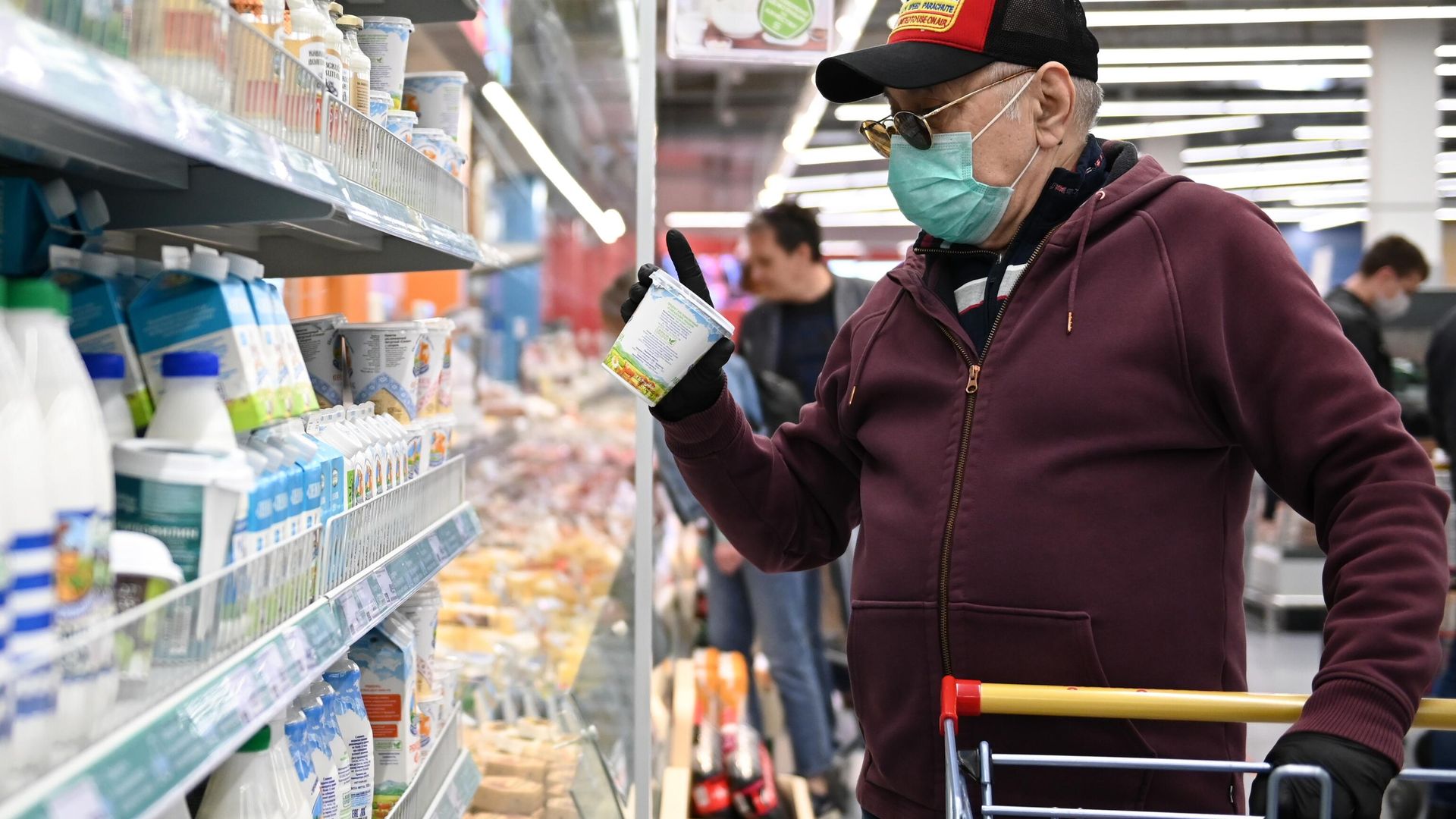 Мужчина в защитной маске покупает продукты в гипермаркете Мужчина в защитной маске покупает продукты в гипермаркете - РИА Новости, 1920, 10.12.2020