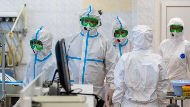 Медицинские работники в коронавирусном стационаре, открытом на базе госпиталя медсанчасти МВД России по Москве