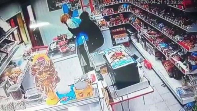 Драка в магазине попала на видео: продавец отбилась от грабителя Драка в магазине попала на видео: продавец отбилась от грабителя