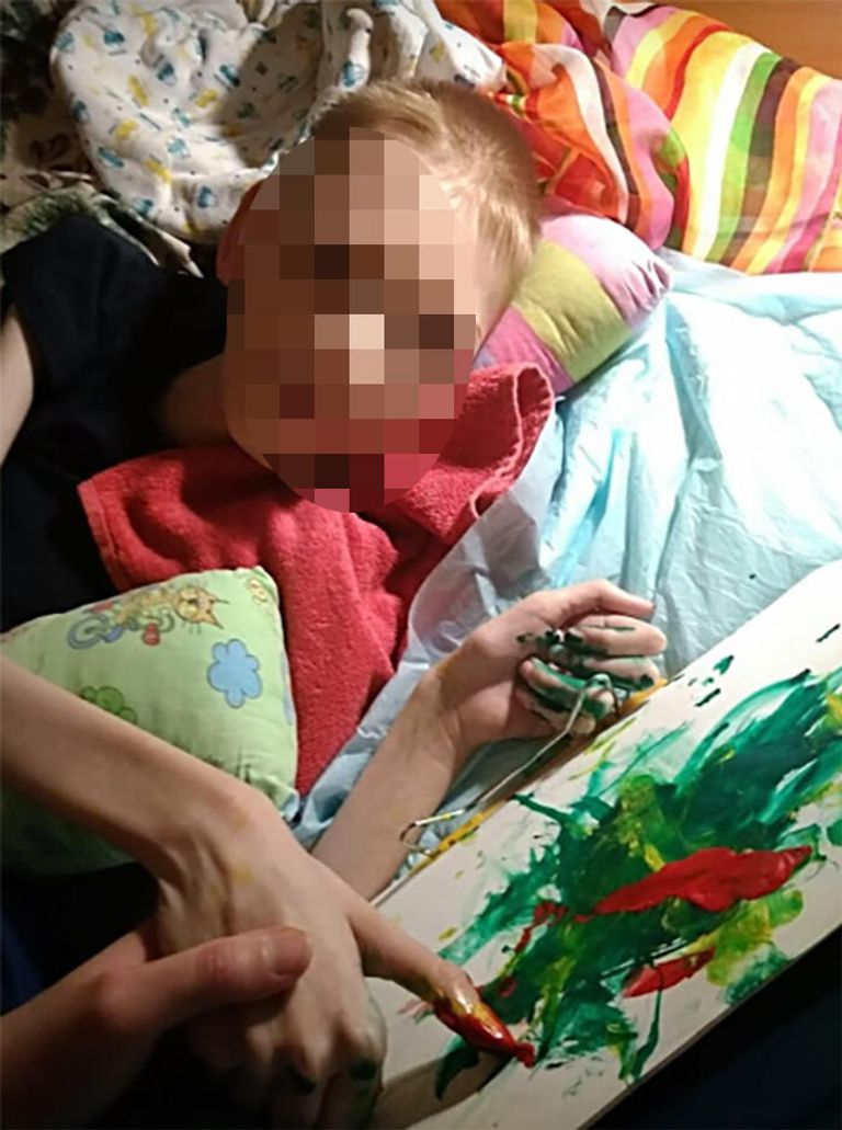 Рома рисует