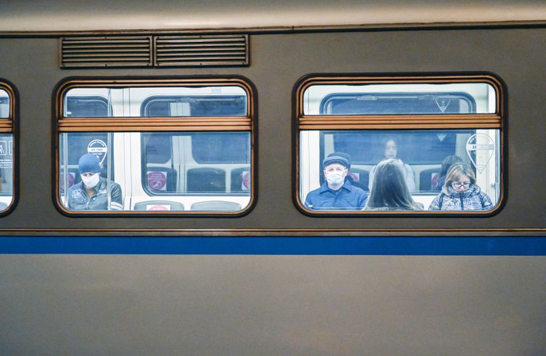 Пассажиры в поезде на станции метро Охотный ряд в период режима самоизоляции граждан в Москве Пассажиры в поезде на станции метро Охотный ряд в период режима самоизоляции граждан в Москве