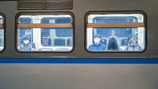 Пассажиры в поезде на станции метро Охотный ряд в период режима самоизоляции граждан в Москве