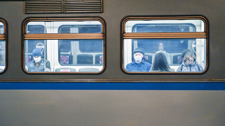 Пассажиры в поезде на станции метро Охотный ряд в период режима самоизоляции граждан в Москве