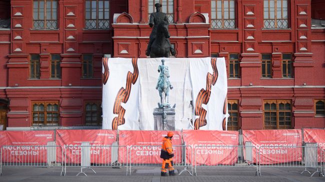 Памятник маршалу Георгию Жукову на Манежной площади в Москве Памятник маршалу Георгию Жукову на Манежной площади в Москве