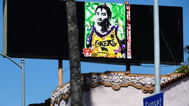 A painting of the late basketball icon Kobe Bryant by @reenatolentino is seen in Hollywood, California, April 23, 2020. - Three months after his death nearly 100 items of Bryant memorabilia, including NBA Finals game-worn sneakers, game jerseys and a championship ring are going on the auction block in a sale by goldinauctions.com ending on May 16, according to ESPN. (Photo by Robyn Beck / AFP) / RESTRICTED TO EDITORIAL USE - MANDATORY MENTION OF THE ARTIST @reenatalentino UPON PUBLICATION - TO ILLUSTRATE THE EVENT AS SPECIFIED IN THE CAPTION