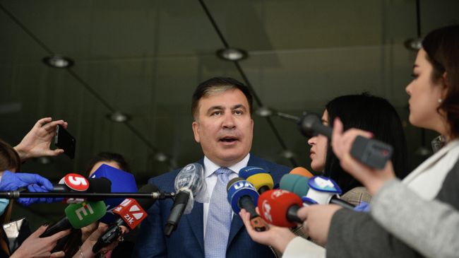 Михаил Саакашвили отвечает на вопросы журналистов перед началом встречи с депутатами фракции Слуга народа в Киеве Михаил Саакашвили отвечает на вопросы журналистов перед началом встречи с депутатами фракции Слуга народа в Киеве