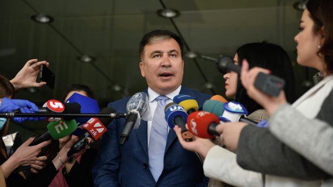 Михаил Саакашвили отвечает на вопросы журналистов перед началом встречи с депутатами фракции Слуга народа в Киеве Михаил Саакашвили отвечает на вопросы журналистов перед началом встречи с депутатами фракции Слуга народа в Киеве