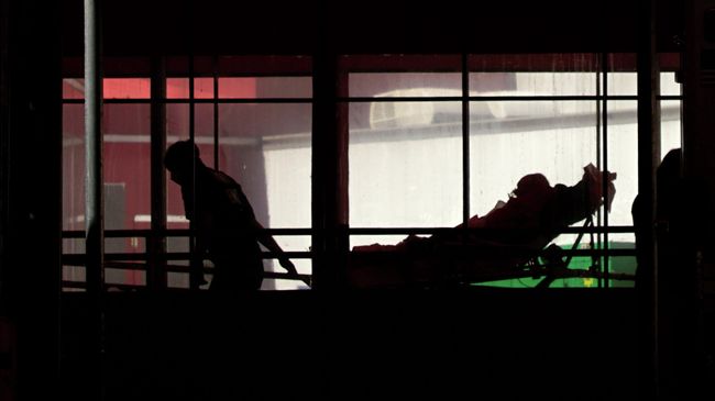 Фельдшер доставляет пациента в больницу в Нью-Йорке