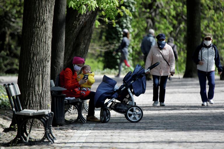 Посетители парка Лазенки в Варшаве, Польша Посетители парка Лазенки в Варшаве, Польша