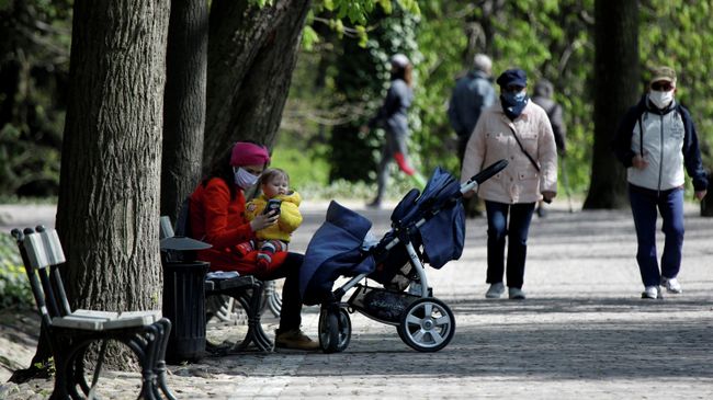 Посетители парка Лазенки в Варшаве, Польша Посетители парка Лазенки в Варшаве, Польша