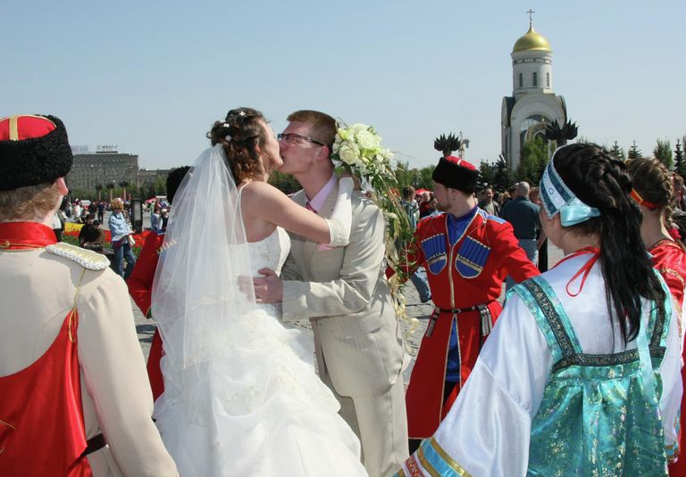 Молодожены во время гуляний накануне церковного праздника Красная горка на Поклонной горе Молодожены во время гуляний накануне церковного праздника Красная горка на Поклонной горе