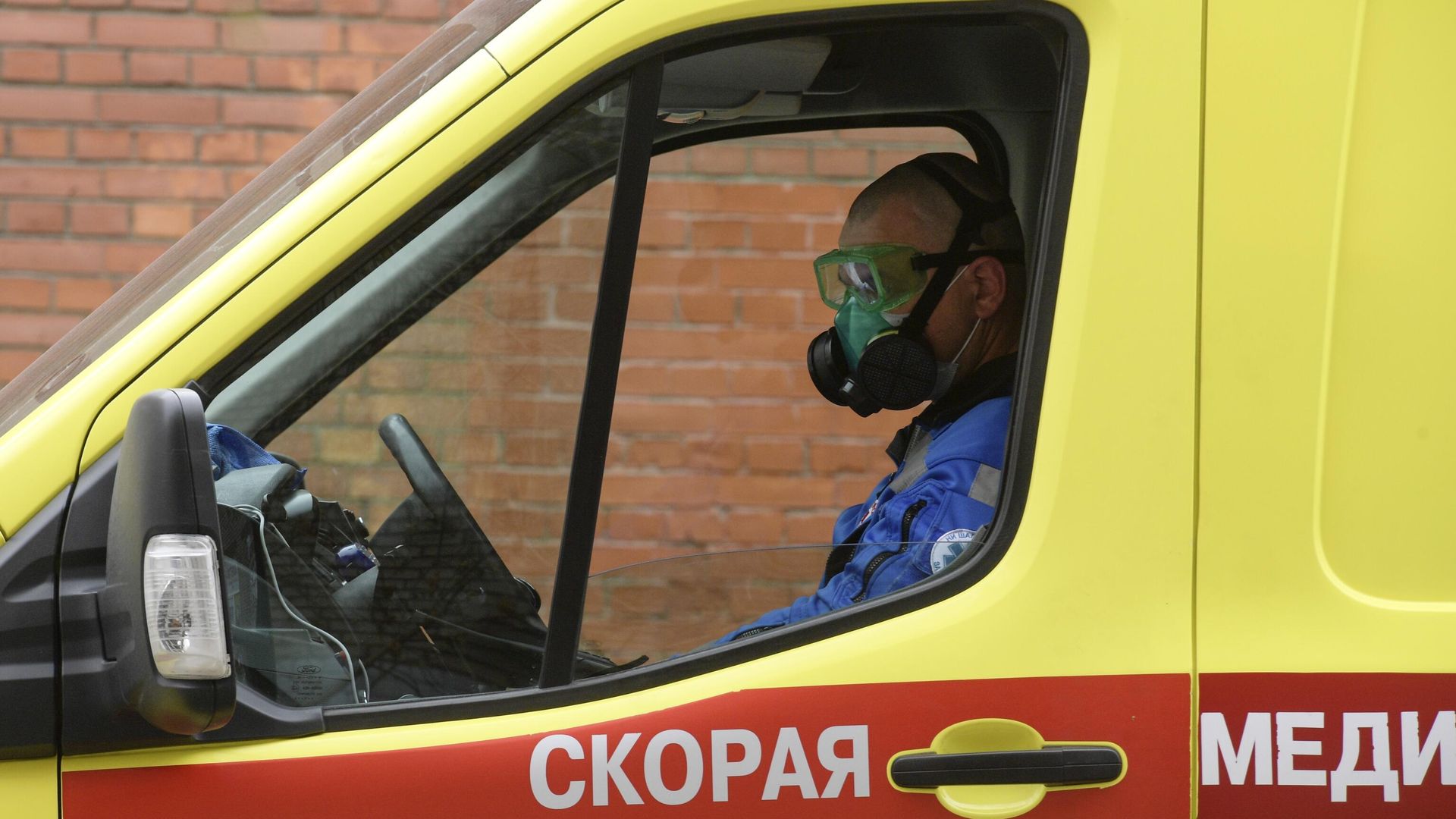 Водитель машины скорой помощи у приемного покоя Покровской больницы в Санкт-Петербурге - РИА Новости, 1920, 09.09.2021