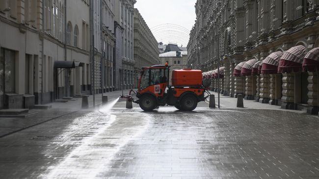 Автомобиль коммунальных служб дезинфицирует дороги и тротуары в центре Москвы Автомобиль коммунальных служб дезинфицирует дороги и тротуары в центре Москвы