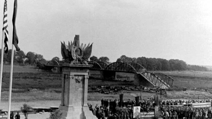 25 апреля 1945 года. Недалеко от города Торгау на реке Эльба войска Красной армии 1-го Украинского фронта встретились с войсками 1-й армии США. - РИА Новости, 1920, 25.04.2025