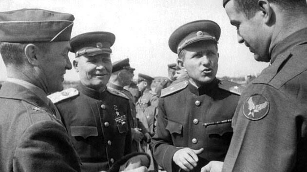 Конев (второй слева) общается с американскими военными летчиками. В ставке американской группировки. Конев (второй слева) общается с американскими военными летчиками. В ставке американской группировки. - РИА Новости, 1920, 25.04.2025
