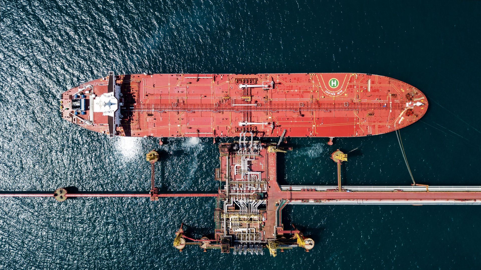 Нефтяной танкер у нефтеналивного терминала перевалочного комплекса Шесхарис в Краснодарском крае - РИА Новости, 1920, 14.11.2025