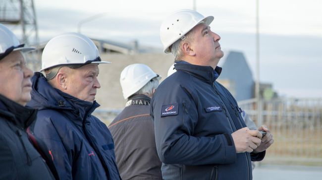 Генеральный директор госкорпорации Роскосмос Дмитрий Рогозин у Ракеты Победы на стартовой площадке космодрома Байконур Генеральный директор госкорпорации Роскосмос Дмитрий Рогозин у Ракеты Победы на стартовой площадке космодрома Байконур