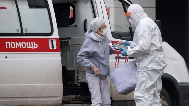 Бригада скорой медицинской помощи доставила пациентку в карантинный центр в Коммунарке Бригада скорой медицинской помощи доставила пациентку в карантинный центр в Коммунарке