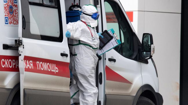 Медицинский работник на территории карантинного центра в Коммунарке Медицинский работник на территории карантинного центра в Коммунарке