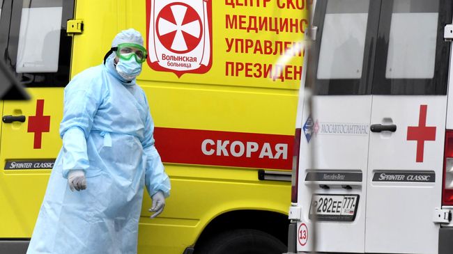 Медицинский работник на территории карантинного центра в Коммунарке Медицинский работник на территории карантинного центра в Коммунарке
