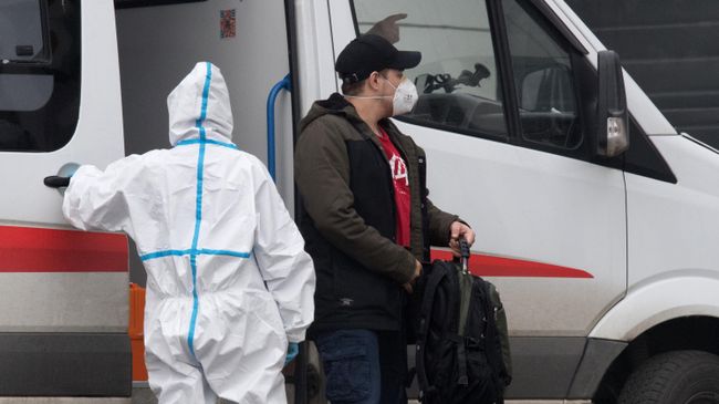 Бригада скорой медицинской помощи доставила пациента в карантинный центр в Коммунарке Бригада скорой медицинской помощи доставила пациента в карантинный центр в Коммунарке