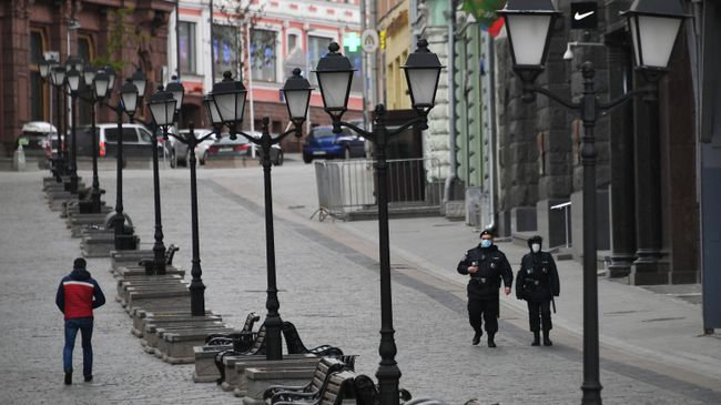 Сотрудники полиции на улице Кузнецкий мост в Москве в дни действия режима повышенной готовности из-за коронавируса 2019-n-CoV Сотрудники полиции на улице Кузнецкий мост в Москве в дни действия режима повышенной готовности из-за коронавируса 2019-n-CoV