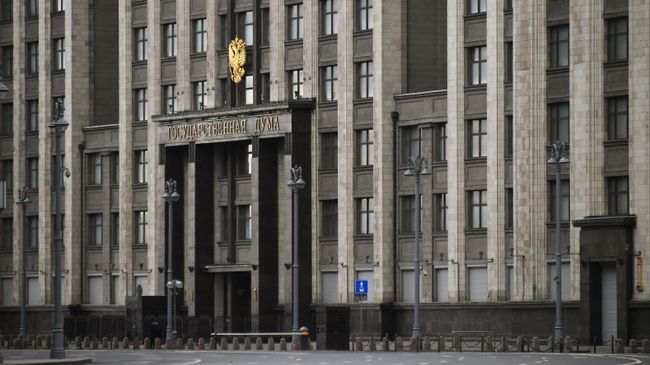 У здания Государственной Думы РФ в Москве в дни действия режима повышенной готовности из-за коронавируса 2019-n-CoV. У здания Государственной Думы РФ в Москве в дни действия режима повышенной готовности из-за коронавируса 2019-n-CoV.