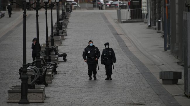Сотрудники полиции на улице Кузнецкий мост в Москве в дни действия режима повышенной готовности из-за коронавируса