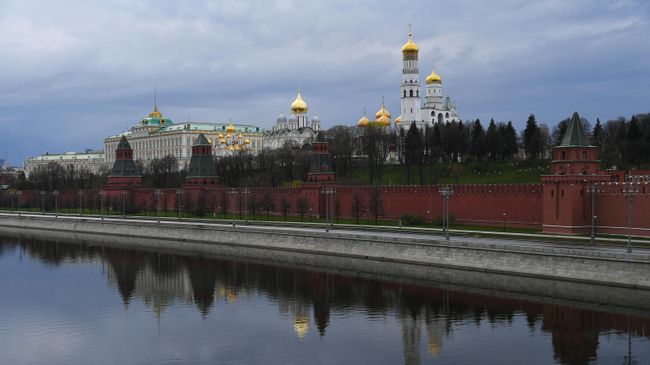 Московский Кремль и пустая Кремлевская набережная Московский Кремль и пустая Кремлевская набережная