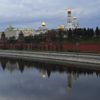 Московский Кремль и пустая Кремлевская набережная Московский Кремль и пустая Кремлевская набережная