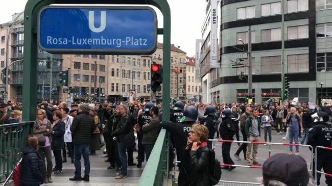 Кадры протестов против карантинных мер в Берлине Кадры протестов против карантинных мер в Берлине