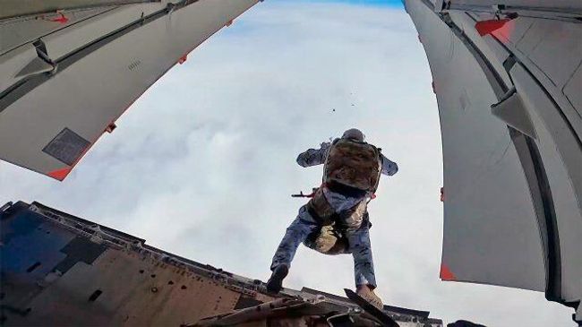 Российские десантники впервые высадились в Арктике Российские десантники впервые высадились в Арктике