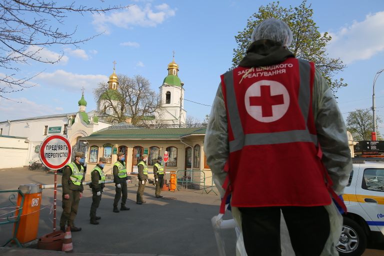 Сотрудники Национальной гвардии Украины и медики у въезда на территорию Киево-Печерской лавры, закрытой на карантин