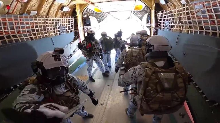 Российские десантники совершают групповое десантирование в экстремальных условиях Арктики в районе архипелага Земля Франца Иосифа Российские десантники совершают групповое десантирование в экстремальных условиях Арктики в районе архипелага Земля Франца Иосифа