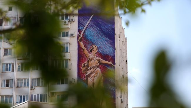 Граффити Родина Мать на фасаде жилого дома, посвященное 75-й годовщине победы в Великой Отечественной войне, в Новороссийске Граффити Родина Мать на фасаде жилого дома, посвященное 75-й годовщине победы в Великой Отечественной войне, в Новороссийске