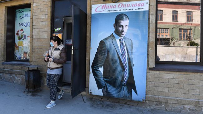Девушка в защитной маске в Бахчисарае