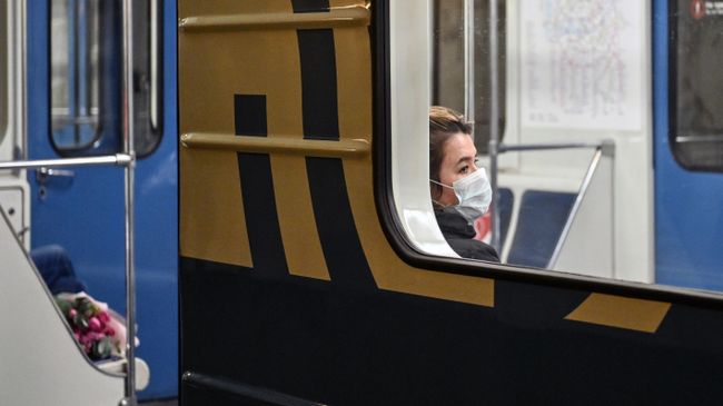Пассажирка в поезде на станции метро Охотный ряд в Москве