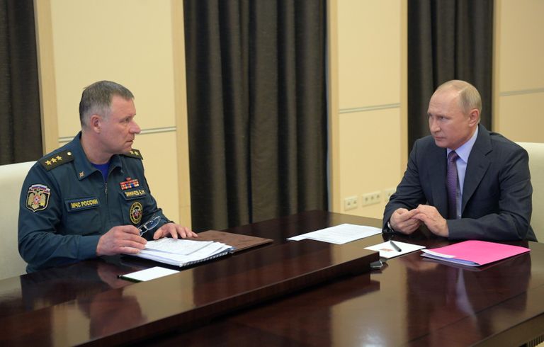 Президент РФ Владимир Путин и министр РФ по делам гражданской обороны, чрезвычайным ситуациям и ликвидации последствий стихийных бедствий Евгений Зиничев во время совещания о ситуации с паводками и пожарами в регионах Президент РФ Владимир Путин и министр РФ по делам гражданской обороны, чрезвычайным ситуациям и ликвидации последствий стихийных бедствий Евгений Зиничев во время совещания о ситуации с паводками и пожарами в регионах