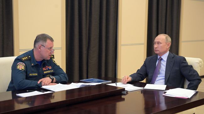 Президент РФ Владимир Путин и министр РФ по делам гражданской обороны, чрезвычайным ситуациям и ликвидации последствий стихийных бедствий Евгений Зиничев во время совещания о ситуации с паводками и пожарами в регионах Президент РФ Владимир Путин и министр РФ по делам гражданской обороны, чрезвычайным ситуациям и ликвидации последствий стихийных бедствий Евгений Зиничев во время совещания о ситуации с паводками и пожарами в регионах