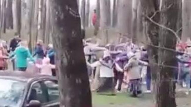 Стоп-кадр видео многолюдного праздника в Стригинском бору в Нижнем Новгороде Стоп-кадр видео многолюдного праздника в Стригинском бору в Нижнем Новгороде