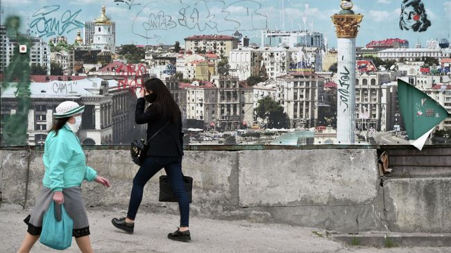 Прохожие на улице в Киеве Прохожие на улице в Киеве