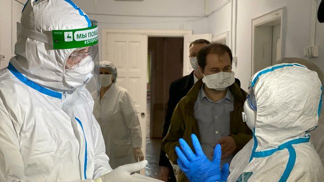 Губернатор Нижегородской области Глеб Никитин в защитном костюме во время визита в больницу Губернатор Нижегородской области Глеб Никитин в защитном костюме во время визита в больницу