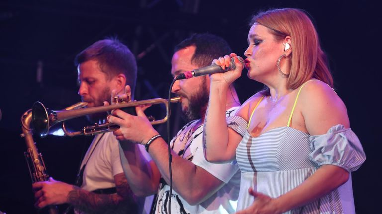 Участники коллектива GURU GROOVE FOUNDATION (Россия) во время выступления на 17-м международном музыкальном фестивале Koktebel Jazz Party в Крыму Участники коллектива GURU GROOVE FOUNDATION (Россия) во время выступления на 17-м международном музыкальном фестивале Koktebel Jazz Party в Крыму