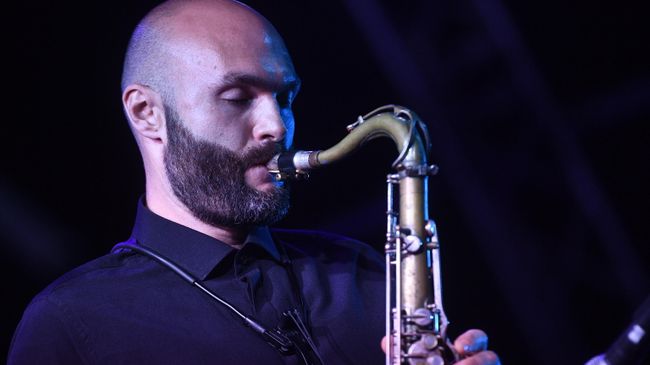 Джазовый музыкант, основатель оркестра SG BIG BAND Сергей Головня во время выступления на 17-м международном музыкальном фестивале Koktebel Jazz Party в Крыму Джазовый музыкант, основатель оркестра SG BIG BAND Сергей Головня во время выступления на 17-м международном музыкальном фестивале Koktebel Jazz Party в Крыму