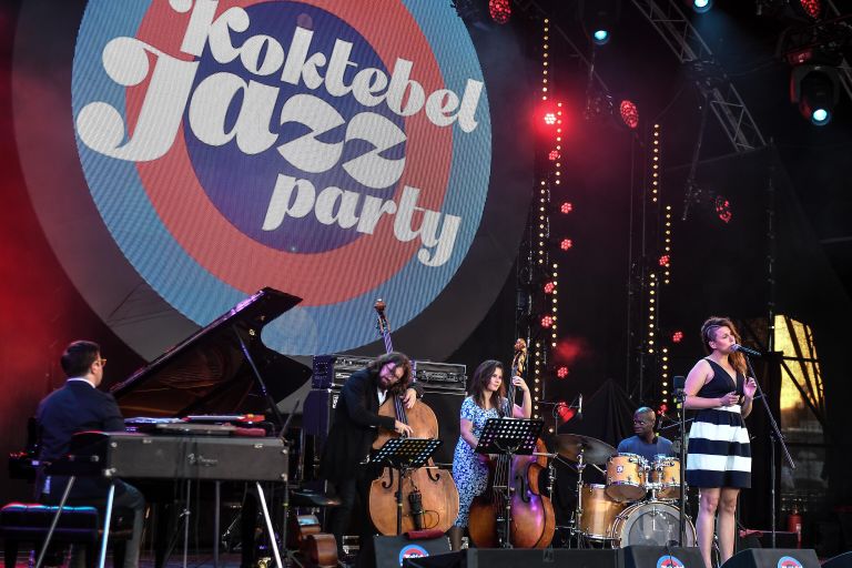 Участники коллектива Double Bass Project Хиске Остервик, Грегори Хатчинсон, Дарья Соколоваи Макар Новиков (справа налево) во время выступления на фестивале Koktebel Jazz Party 2017