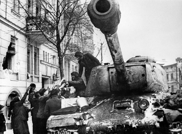 Освобождение Польши от немецко-фашистских захватчиков. Жители города Познань приветствуют советских воинов-освободителей Освобождение Польши от немецко-фашистских захватчиков. Жители города Познань приветствуют советских воинов-освободителей