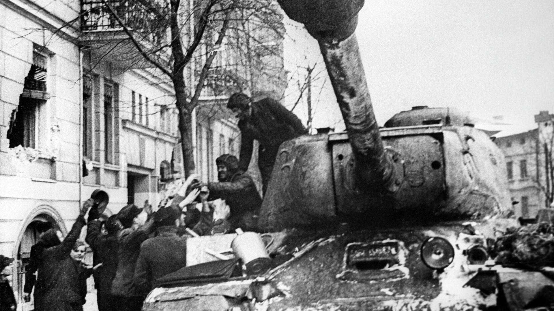Освобождение Польши от немецко-фашистских захватчиков. Жители города Познань приветствуют советских воинов-освободителей Освобождение Польши от немецко-фашистских захватчиков. Жители города Познань приветствуют советских воинов-освободителей - РИА Новости, 1920, 11.11.2020