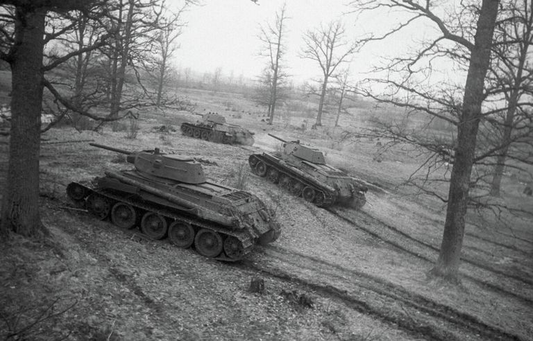 Советские танки Т-34 выходят на рубежи атаки Советские танки Т-34 выходят на рубежи атаки